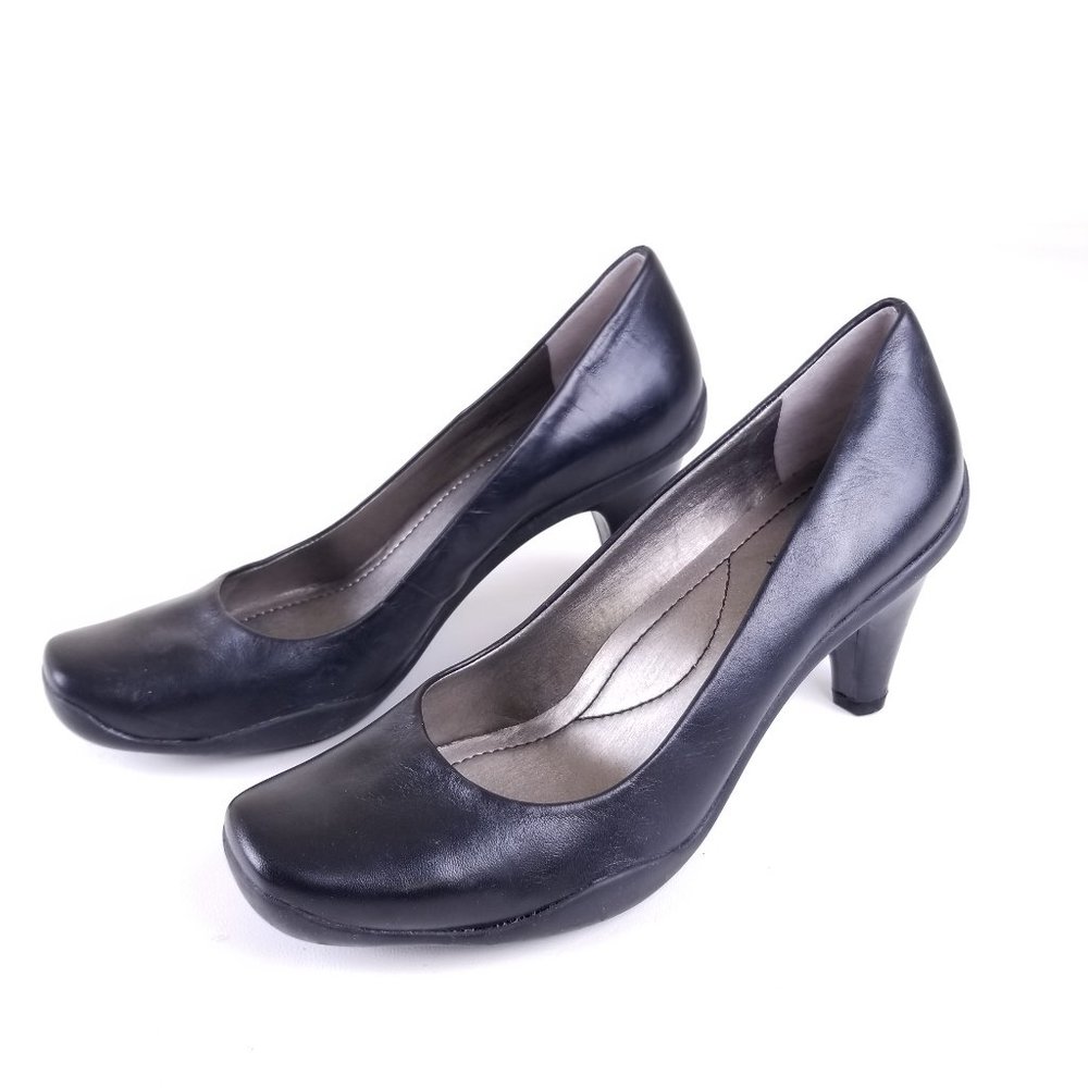 Kenneth Cole REACTION Women's Signature Buzz Heels